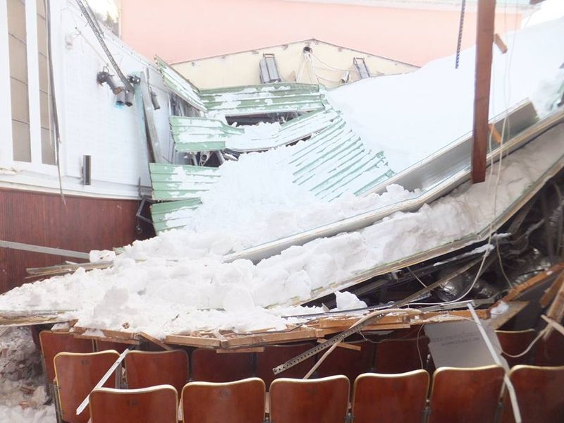 Φωτογραφία που έχει τραβηχτεί από το εσωτερικό του χώρου δείχνει την σκεπή πεσμένη, πάνω στα καθίσματα της πλατείας να αφήνει τους τοίχους που τη συγκρατούσαν να στέκονται προς τον ουρανό