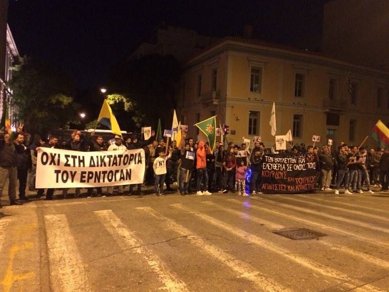 Φωτογραφία: Κουρδικά μπλοκ ενάντια στον Ερντογάν υπέρ της ελευθερίας Βασιλίσσης Σοφίας και Ρηγίλλης